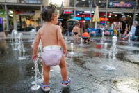 ילדים מנצלים מזרקות בקצרין בכדי להתקרר מעט מול גל החום הכבד