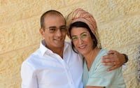 עינב רגב ואחיה (צילום: גיא ברדה)
