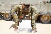 לוחמות שיריון בטיפול שוטף לטנק (דובר צה"ל)