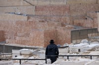 חשד: רוכשי קברים בבני ברק נאלצו 'לתרום' כספים