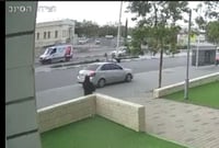 מזעזע: הרכב עלה על המדרכה והעיף את הצעיר