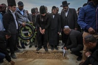 בני משפחתו של טדסה טשומה באמירת קדיש
