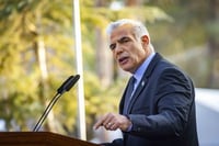 מביש: לפיד ניצל אזכרה ממלכתית להשתלחות בימין