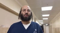 צפו: חסיד בעלז ואח בבית החולים במסר לאורית סטרוק