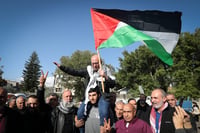 המחבל הערבי ישראלי יונס בצאתו מהכלא
