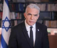 אחרי הביקורת בציבור: לפיד מודיע שישתתף במחאה