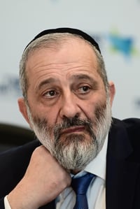 בקואליציה שוקלים: התפקיד הבא של אריה דרעי