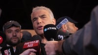 לראשונה לפיד התייצב להפגנה: "לא נוותר"