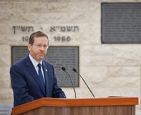 צפו: הרצוג מתפלל במליאת הפרלמנט האירופי