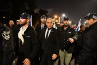 לפיד בהפגנה: "מתייצבים מול הטרור כעם אחד"