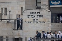 בעקבות הטבח: בתי הכנסת יתוגברו בנשק וציוד חירום