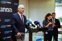 גנץ מאיים: אם הרפורמה תמשיך, המוני ישראל ישבתו