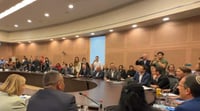 צפו: לפני ההצבעה – חברי האופוזיציה פצחו בשירה