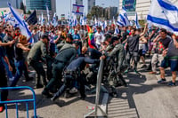 המשטרה מפזרת את חוסמי איילון ברימוני הלם וסוסים