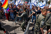 מפגינים תוקפים שוטרים בהפגנה בשבוע שעבר