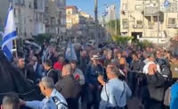 צפו: עימות פיזי בין שוטרים למפגינים בבני ברק