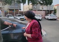 צפו: הטיל נחת 50 מטר מהשרה סטרוק; הרכב נפגע