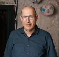 דיווח: העורך הסרוג עוזב את 'מקור ראשון' ועובר ל'ידיעות'