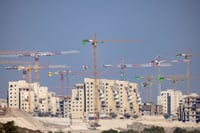 פועל נהרג לאחר שנפגע מחפץ כבד בבית שמש
