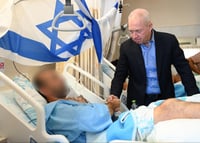 גלנט הגיע לבקר את הלוחמים הפצועים מג'נין