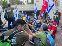 חסימת הכביש מול ביתו של לוין (אחים לנשק)