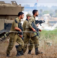 חיילים נלחמים בעוטף עזה (צילום: פלאש 90)