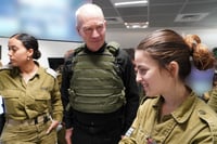 גלנט לתצפיתניות: 'מילאתן חלק חשוב בקרבות הבלימה'
