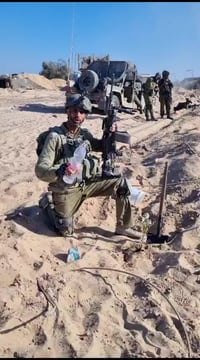 באמצע הלחימה: לוחם נטע עץ בגוש קטיף. צפו