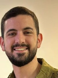 הותר לפרסום: אלקנה נוילנדר מאפרת נפל בעזה