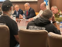 נתניהו עם נציגי משפחות החטופים, ארכיון