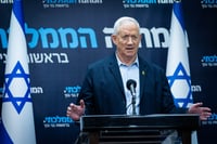 גנץ: איראן חיה פצועה ותנסה לפרוץ לגרעין