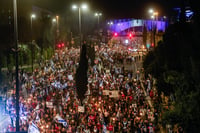 מאות מפגינים פרצו את המחסומים מול בית נתניהו