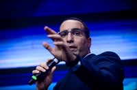 עיתונאי ישראל היום תקף; ירון אברהם התנצל: "טעות"