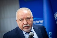 סקר מנדטים: גנץ מתרסק; ליברמן נוסק