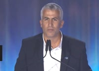 מנחם קלמנזון בעימות חריף עם אחים לנשק