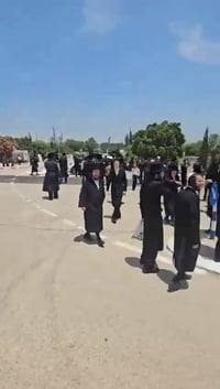 הבלאגן חוגג: עימותים בין מתפללים לשוטרים במירון