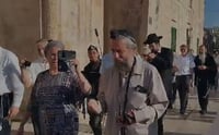 לראשונה: יהודי עטור בתפילין הסתובב בהר הבית