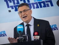 סער: לא להמתין, לתקוף יעדים אסטרטגיים באיראן
