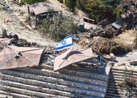 תמונת הניצחון: דגל ישראל הונף מעל הכפר העוין בלבנון