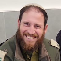 צפו: הרב אבי גולדברג הי"ד בתפילה לפני היציאה לקרב