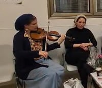 מרגש: רחל גולדברג מנגנת לפצועי ההיתקלות בה נפל בעלה