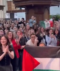מחליא: מאות הולנדים מחייכים וחוגגים את הלינץ'