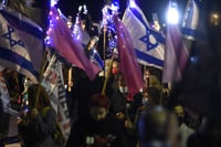 טירוף: מפגיני שמאל ירו פצצות תאורה לבית של נתניהו