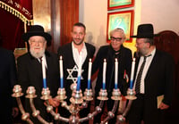 צפו: ברי סחרוף בהדלקת נרות בבית הכנסת הגדול בתל אביב