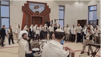 בגלל הגשם, התפילה המוזיקלית שינתה מקום. צפו