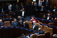 אחרי הדרמה במליאה: החוק של הקואליציה עבר ברוב דחוק