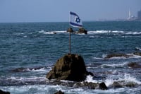 אישה כבת שבעים טבעה בחוף הילטון: מצבה אנוש