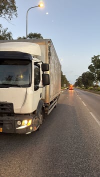 מפחיד: נהג משאית ברח מהפקחים ופצע ילדה