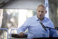 החשוד נעצר: איראן שלחה סוכן לבית החולים בו אושפז בנט