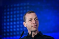 אביו של עמית סגל יוצא להגנתו: "זו עלילה חסרת שחר"